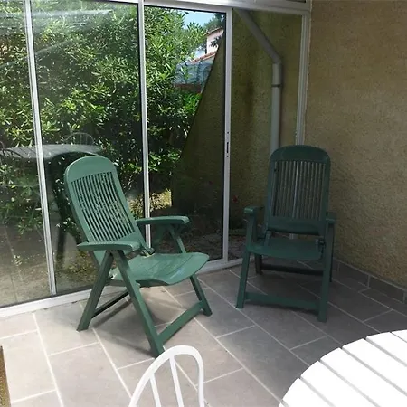Villa Patio: Tranquil Pine-surrounded Retreat Near